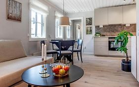 Nyrenoverat gårdshus på havstomt med hög standard